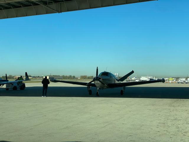 Beechcraft 35 Bonanza (N1033W)