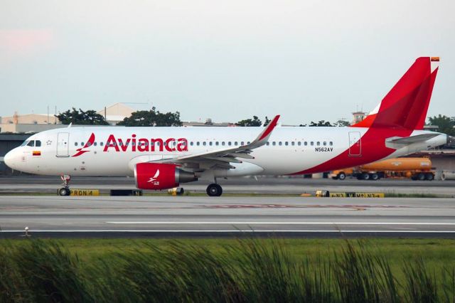 Airbus A320 (N562AV)