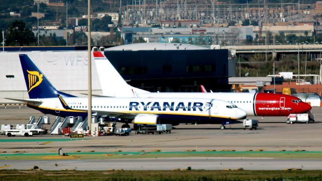 Boeing 737-700 — - Barcelone, 7 décembre 2016br /Ryanair E!-EVW, Boeing 737