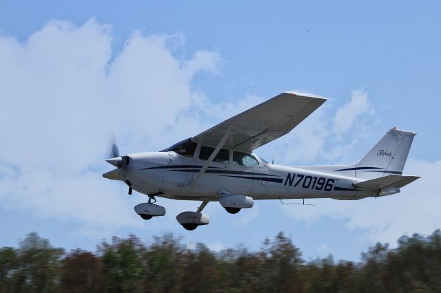 Cessna Skyhawk (N70196) - N70196 Departing RWY 6 KGHG