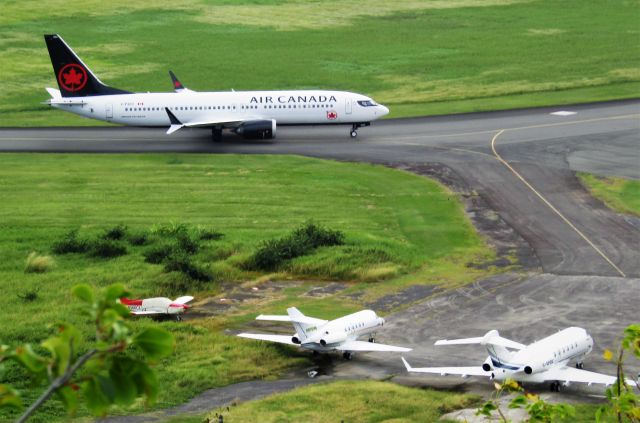 Boeing 737 MAX 8 (C-FSCY)