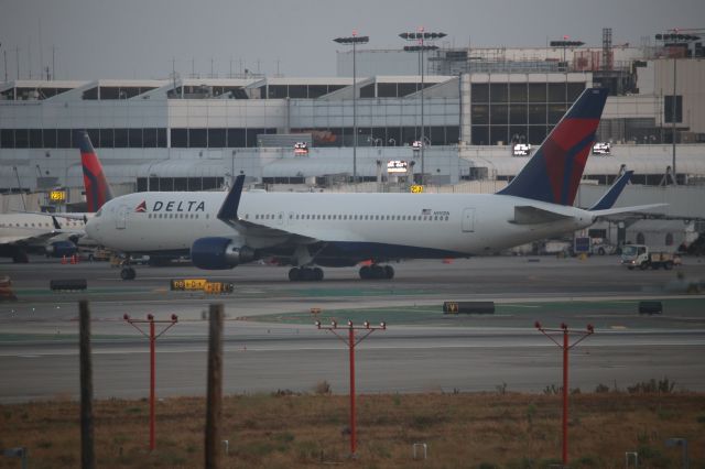 BOEING 767-300 (N190DN)