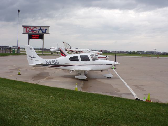 Cirrus SR-22 (N416G) - N416G is an SR-22, and is seen here next to a Piper and a TBM-700.