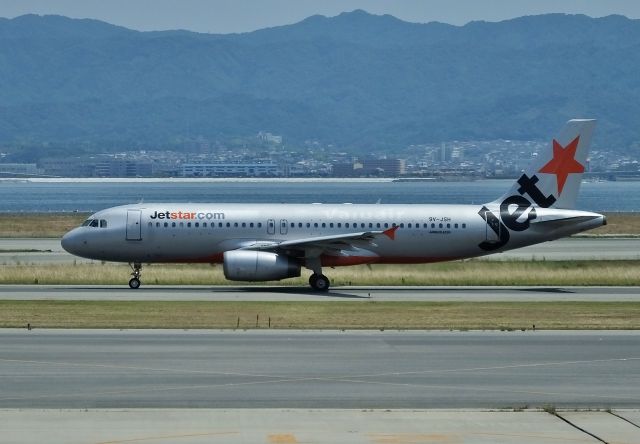 Airbus A320 (9V-JSH) - Taxing at KIX (2017/05/29)