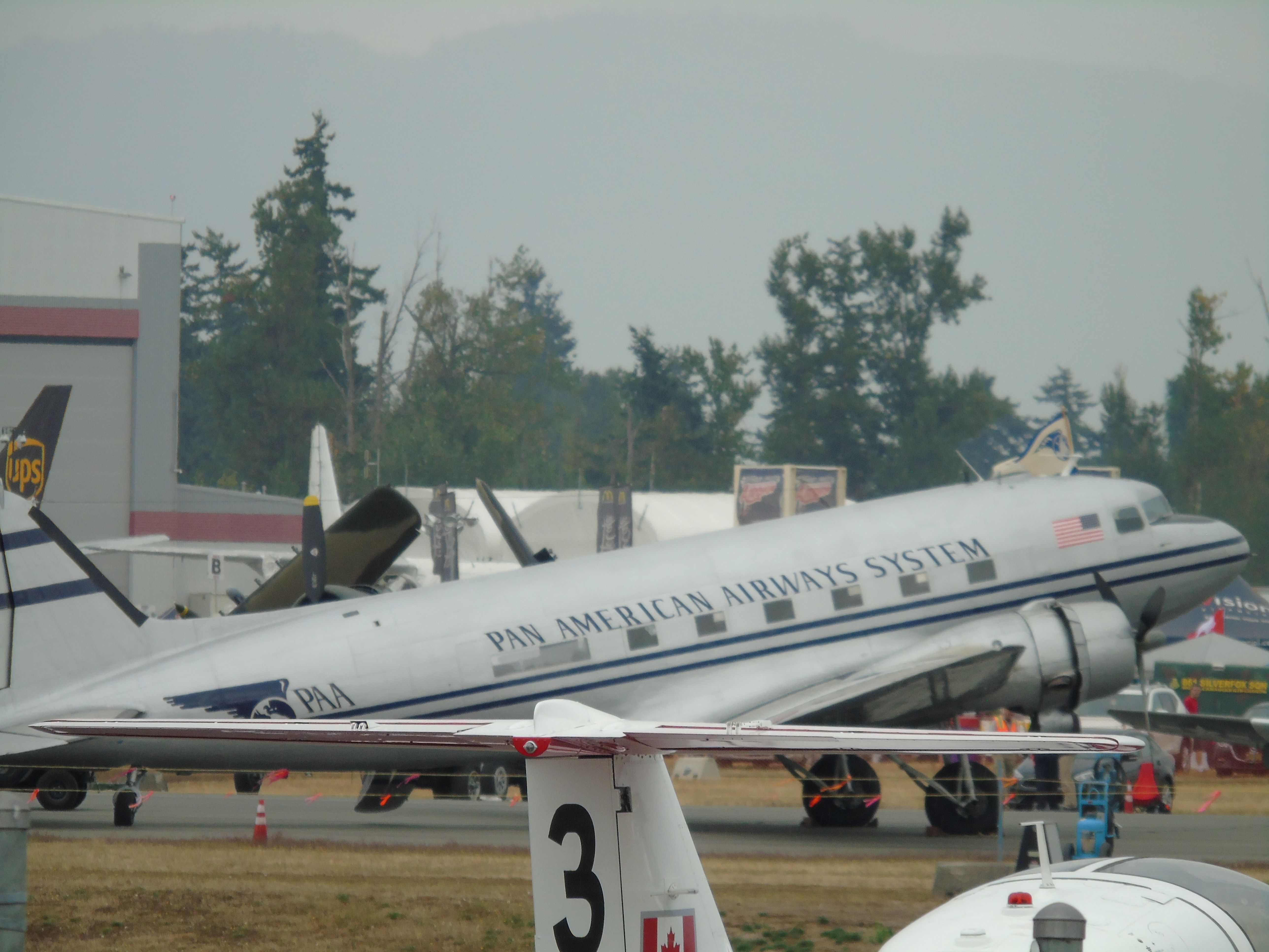 Douglas DC-3 (N877MG)