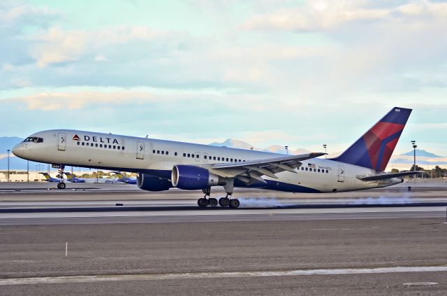 Boeing 757-200 (N604DL) - N604DL Delta Air Lines 1984 Boeing 757-232 C/N 22811  - Las Vegas - McCarran International (LAS / KLAS) USA - Nevada, December 27, 2012 Photo: Tomás Del Coro