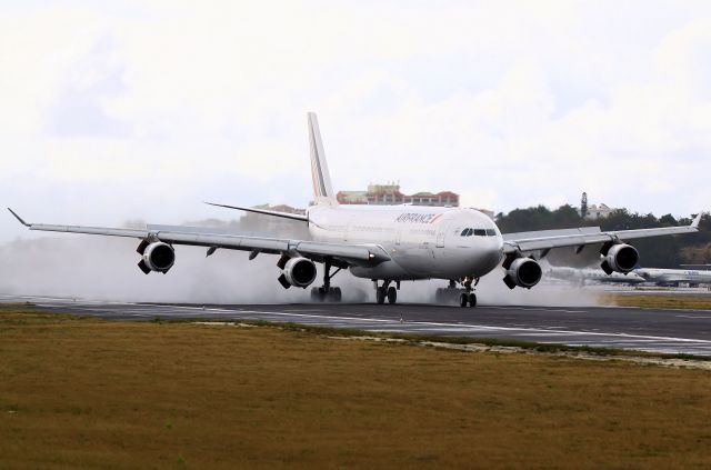 Airbus A340-300 (F-GLZJ)