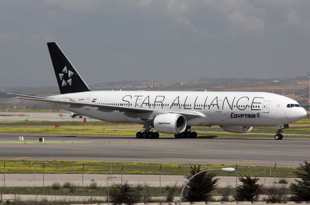 Boeing 777-200 (SU-GBR) - EgyptAir Boeing 777-200 at Madrid–Barajas Airport in Star Alliance livery