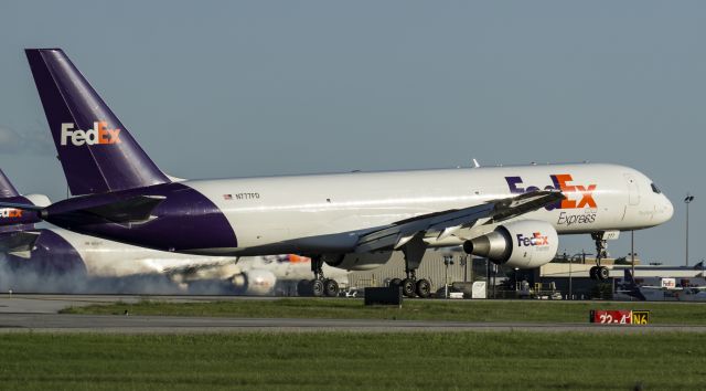 Boeing 757-200 (N777FD) - Landing runway 22