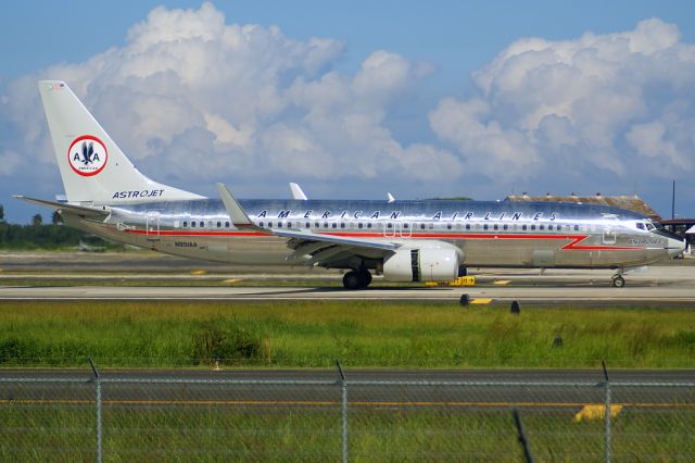 Boeing 737-700 (N951AA)