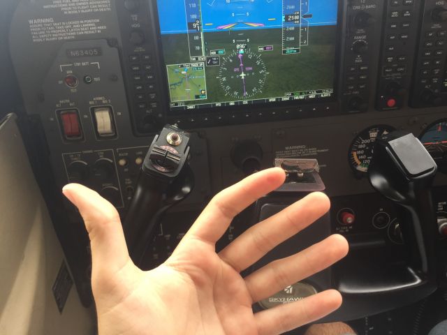 Cessna Skyhawk (N63405) - Autopilot makes life too easy.