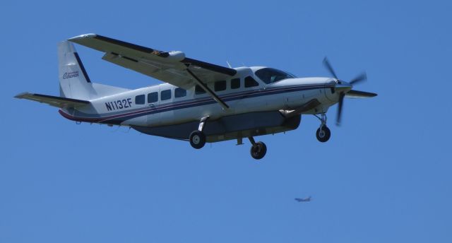 Cessna Caravan (N1132F) - On final is this 1999 Cessna Caravan 208B in the Spring of 2019. The other little aircraft is a Southwest Boeing 737 upwind of KPHL.