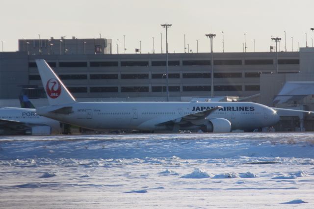 BOEING 777-300ER (JA737J)