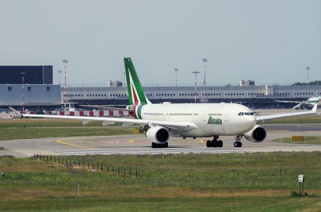 Airbus A330-200 (I-EJGB)