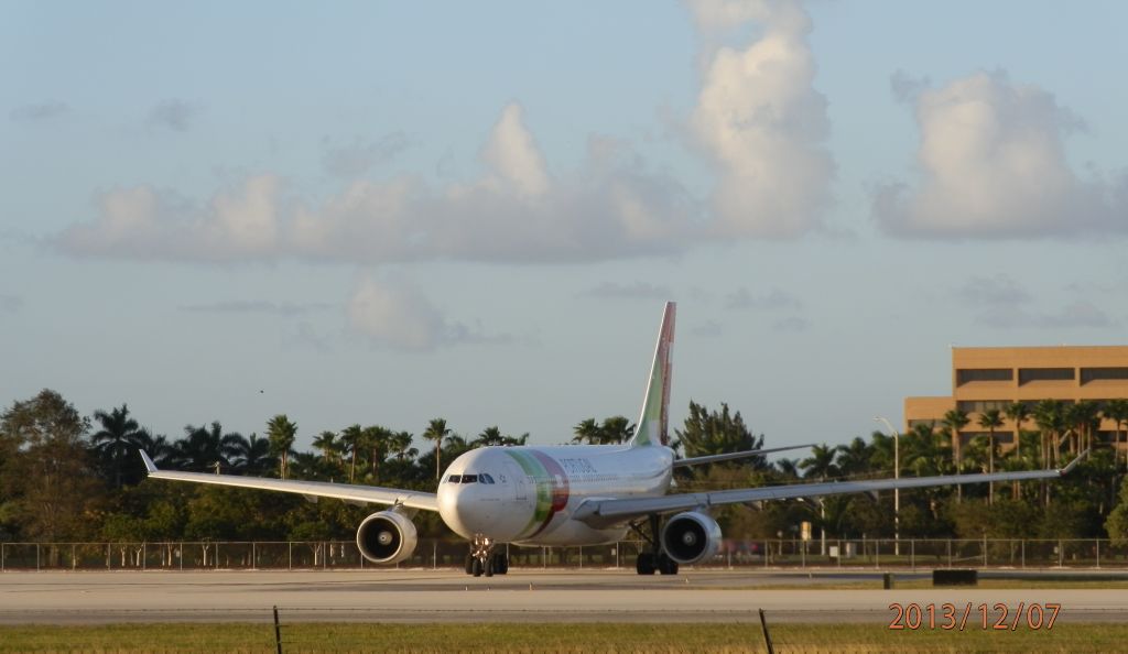 Airbus A330-200 (CS-TOK)