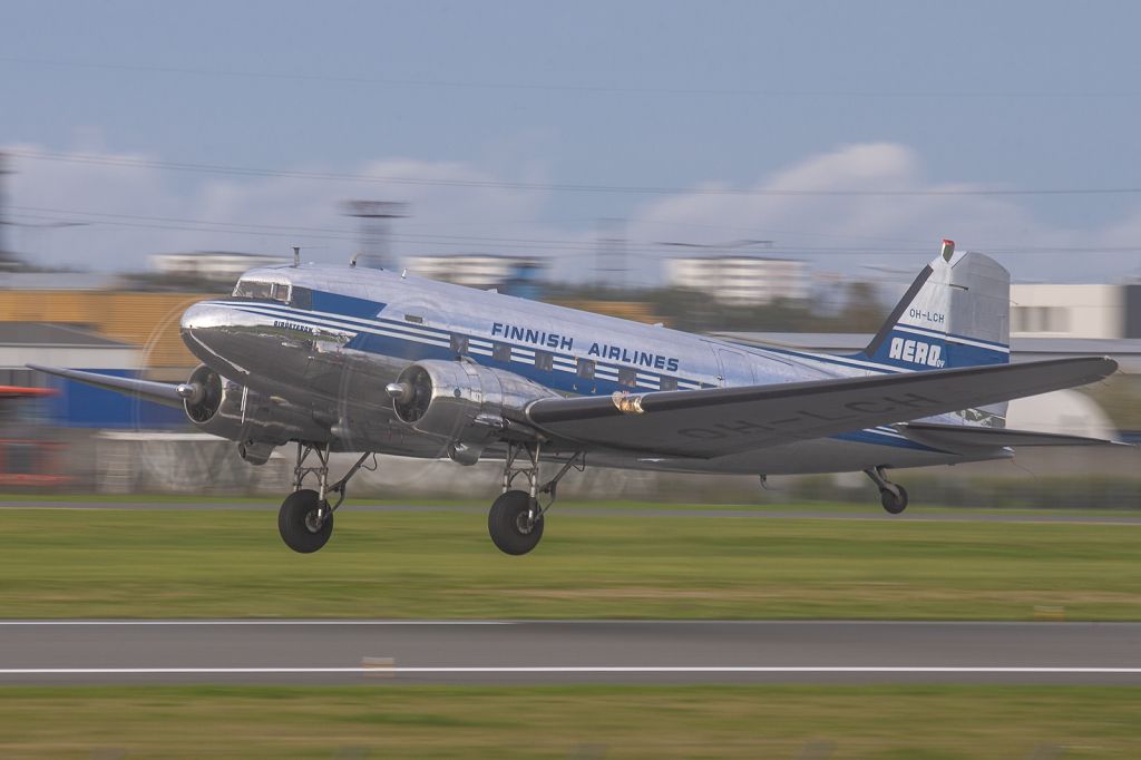 Douglas DC-3 (OH-LCH)