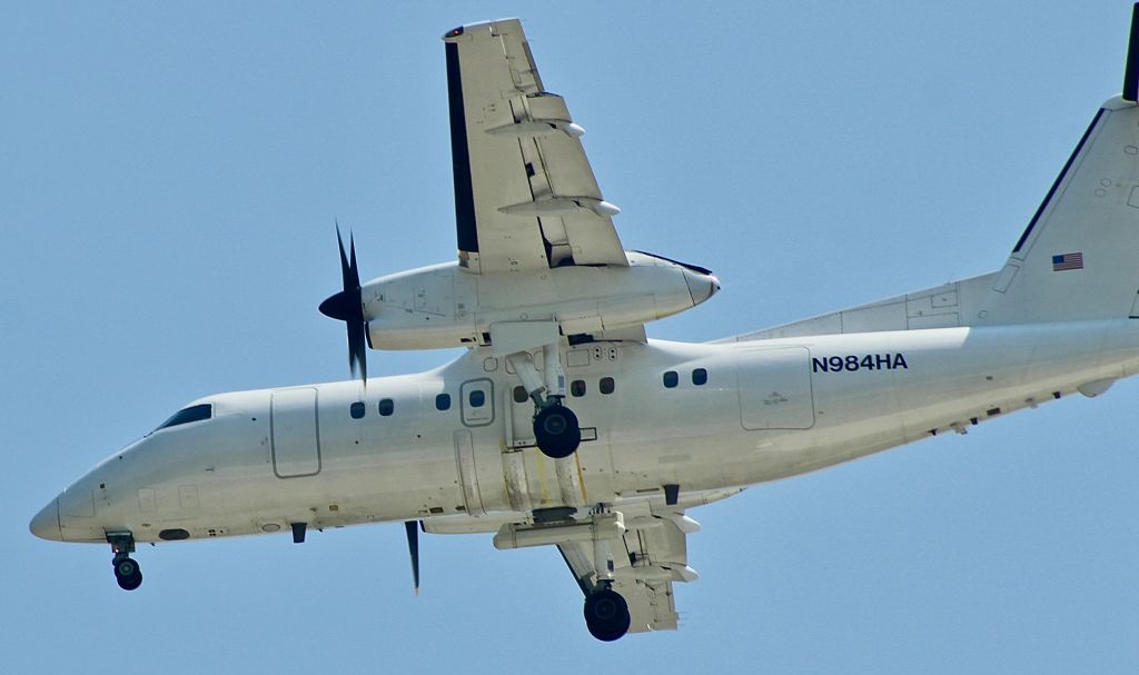 de Havilland Dash 8-100 (N984HA)