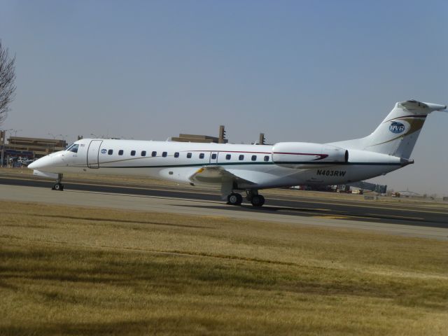 Embraer ERJ-135 (N403RW)