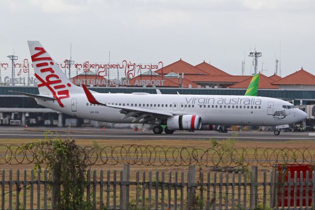 Boeing 737-800 (VH-YIS)