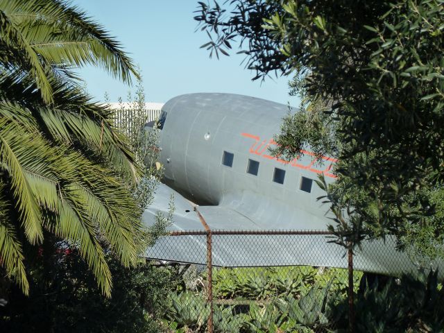 Douglas DC-3 —