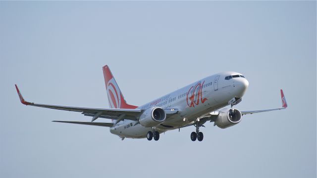 Boeing 737-800 (PR-GUM) - BOE617 in GOL Transportes Aereos livery makes a missed approach on runway 16R. 10/27/11.