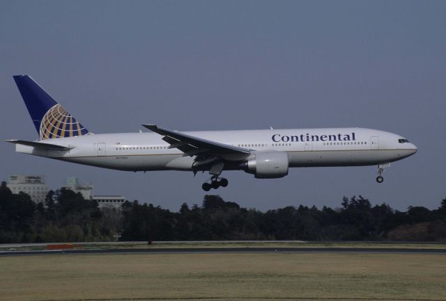 Boeing 777-200 (N77006) - Short Final at Narita Intl Airport Rwy16R on 1999/04/01