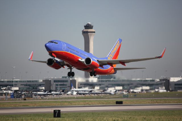 Boeing 737-700 (N795SW) - Departing 17R