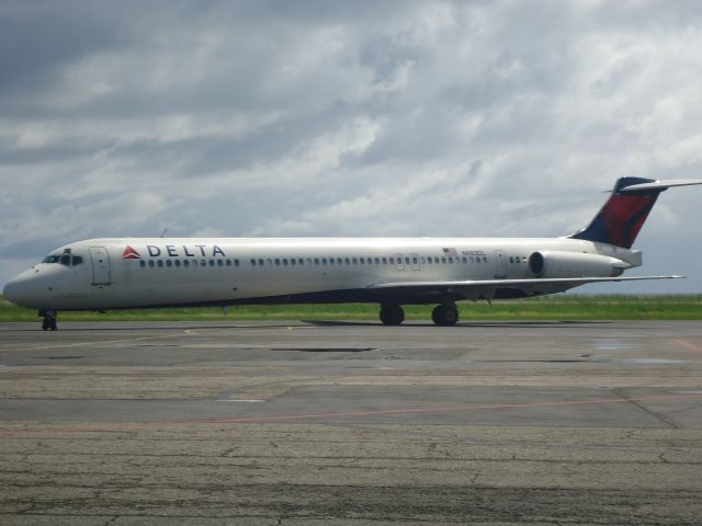 McDonnell Douglas MD-88 (N983DL)