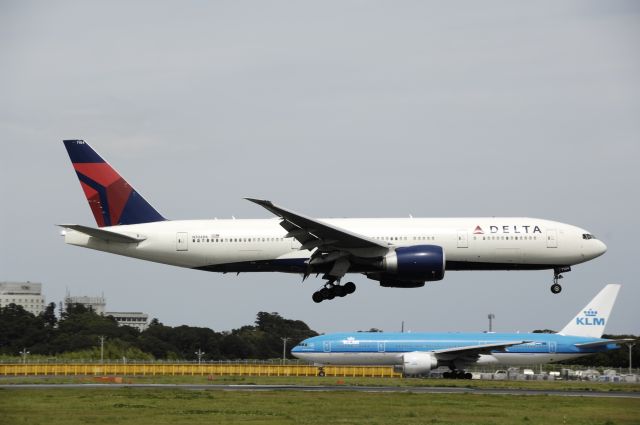 Boeing 777-200 (N704DK) - Final Approach to Narita Intl Airport Rwy16R on 2013/08/20