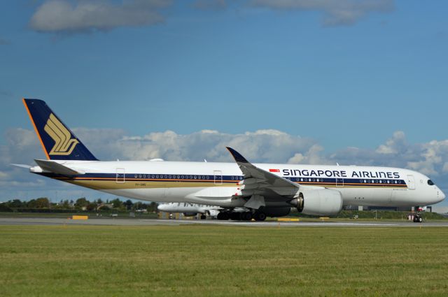 Airbus A350-900 (9V-SMQ) - Treshold B1 RWY04R