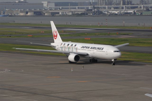 Boeing 777-200 (JA772J) - Taxi at Haneda Intl Airport on 2011/7/25 Arashi Jet (Japanes Musician Group) c/s