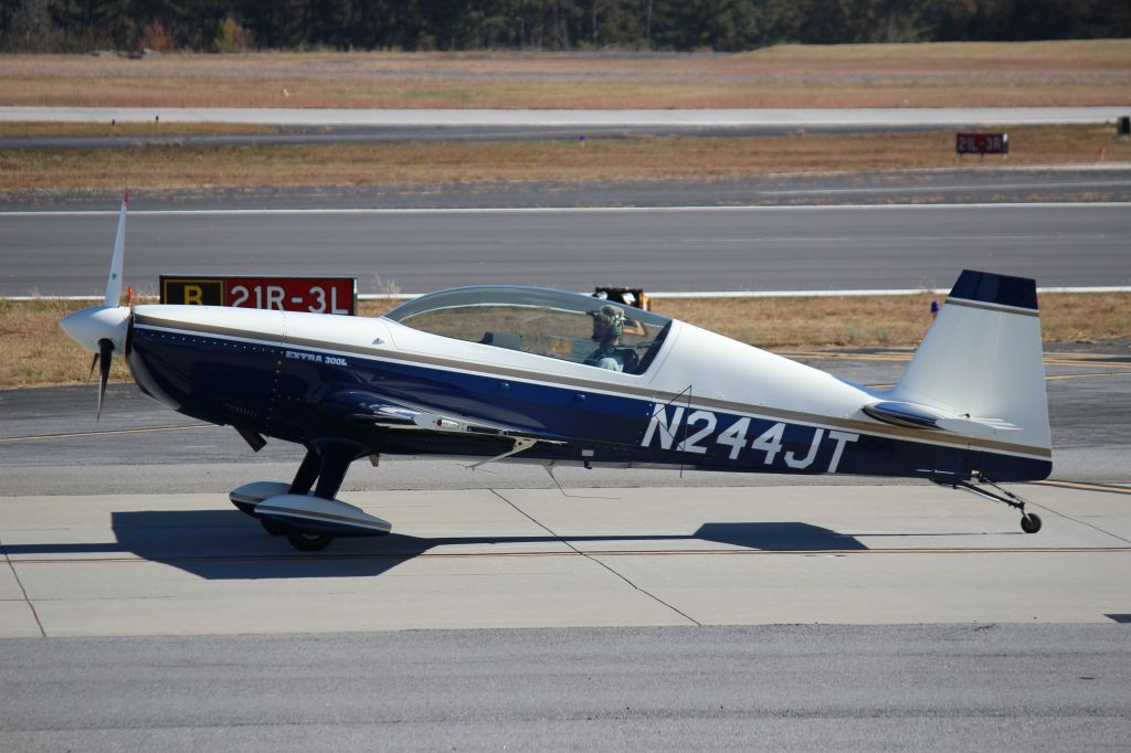 EXTRA EA-300 (N244JT)