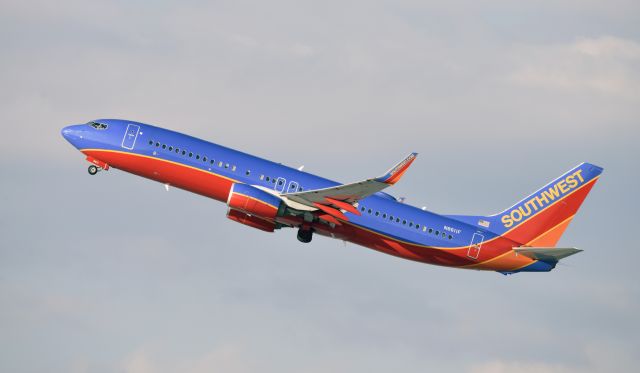 Boeing 737-800 (N8611F) - Departing LAX