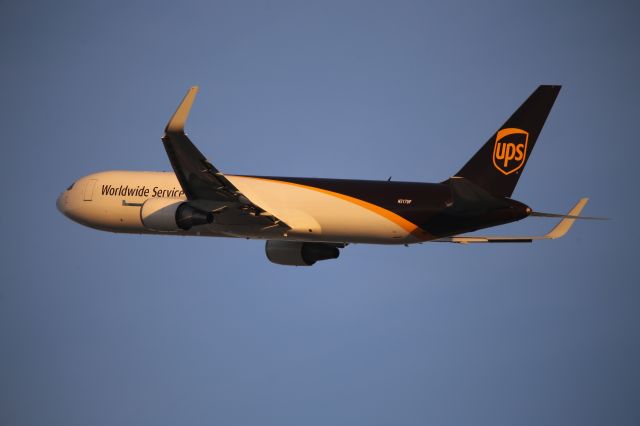BOEING 767-300 (N317UP)