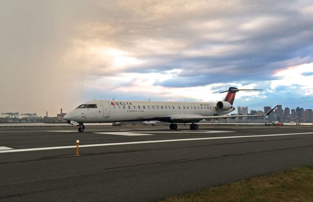 Canadair Regional Jet CRJ-900 (N914XJ) - Its about to rain