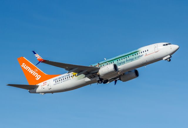 Boeing 737-800 (C-GKVU)