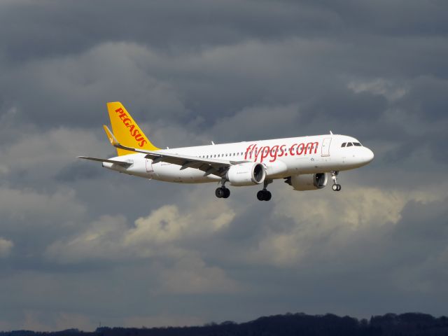 Airbus A320 (TC-NBH) - Pegasus A320-200 TC-NBH coming in for landing on 14L CGN, 12.03.2018.