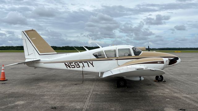 Piper Aztec (N5977Y)