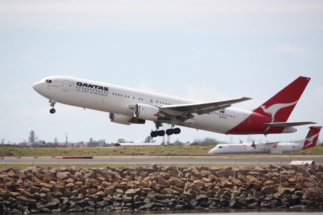 BOEING 767-300 (VH-OGG)