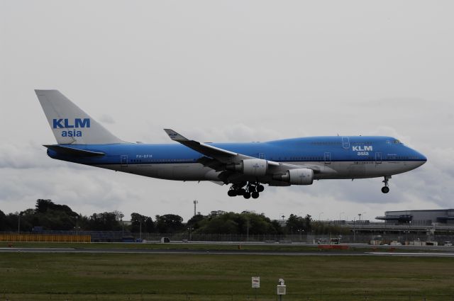 Boeing 747-400 (PH-BFM) - Final Approach to NRT Airport R/W16R on 2012/04/30 KLM Asia