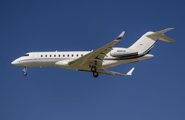 Bombardier Global Express (N626JS) - Arriving rwy 20R @KDPA.