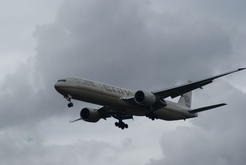 BOEING 777-300 (A6-ETO) - Ethiad Airways B777-3FX/ER cn39690