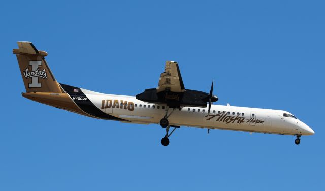 de Havilland Dash 8-400 (N400QX)