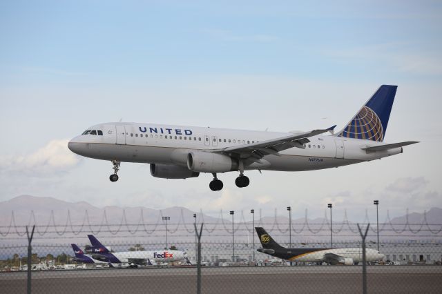 Airbus A320 (N477UA)
