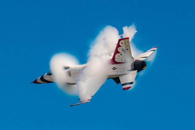 92-3888 — - Multiple vapes developing around U.S.A.F Thunderbird #5  during a hazy Atlantic City Air Show in 2019