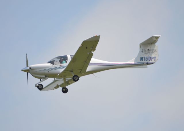 Diamond Star (N150PT) - Final approach to runway 36 at Airventure 2018 on Sunday.