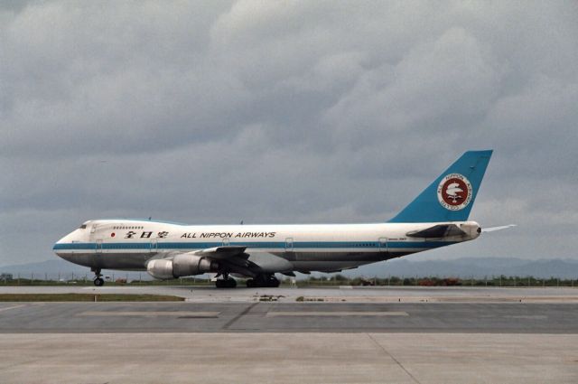 BOEING 747SR (JA8147) - Taxing at Okinawa-Naha Intl Airport on 1988/03/20