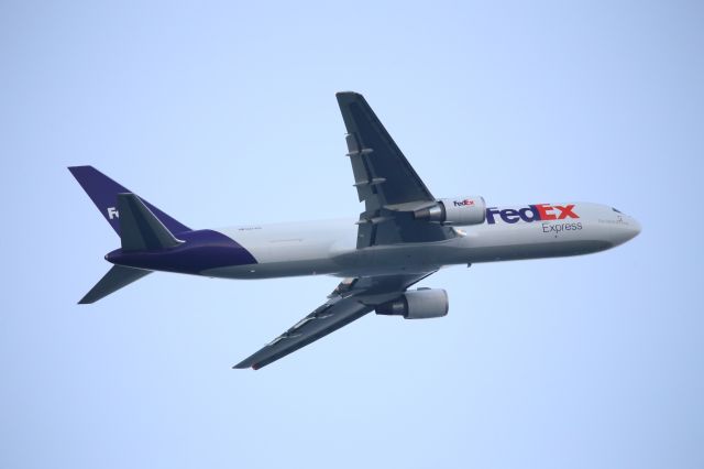 BOEING 767-300 (N271FE)