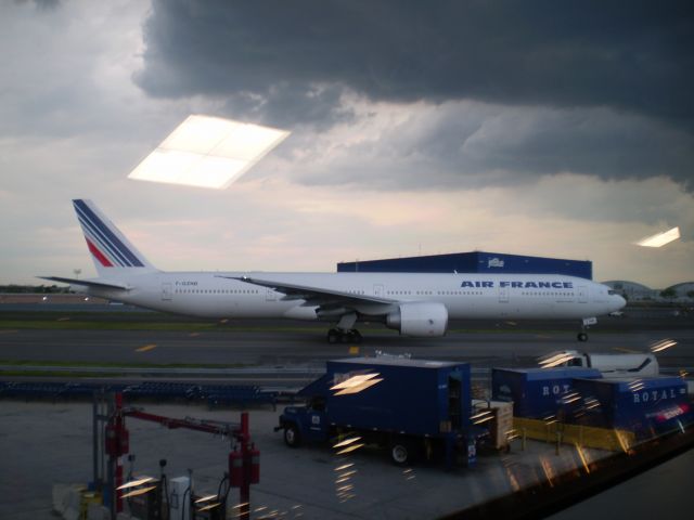 BOEING 777-300ER (F-GZNB) - Heaven and Earth."Surrounded by glass