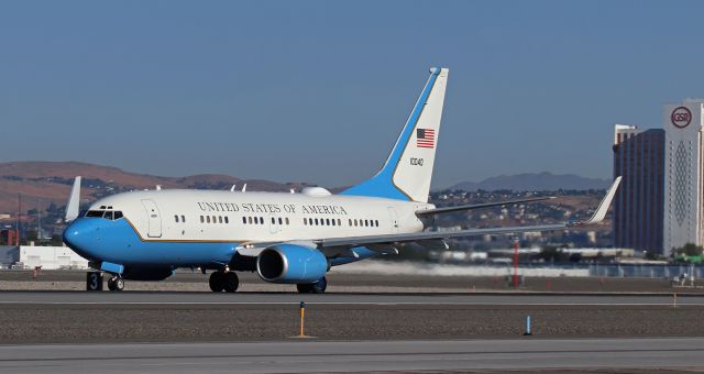 01-0040 — - USAF Boeing C-40B (01-0040)br /Air Mobility Commandbr /Call: SAM 401 (Special Air Mission 401)br /br /Mid-morning departure from 17L enroute back east.